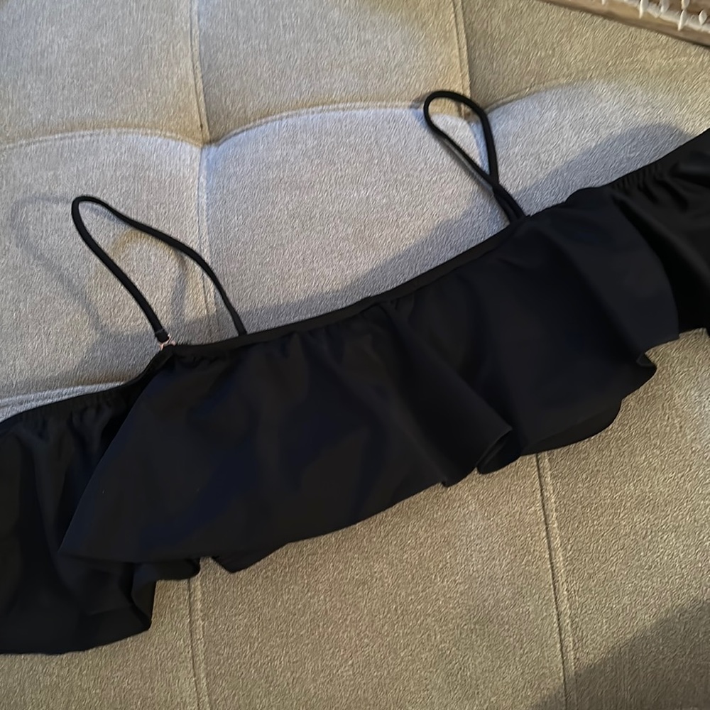 BLACK RUFFLE BIKINI TOP